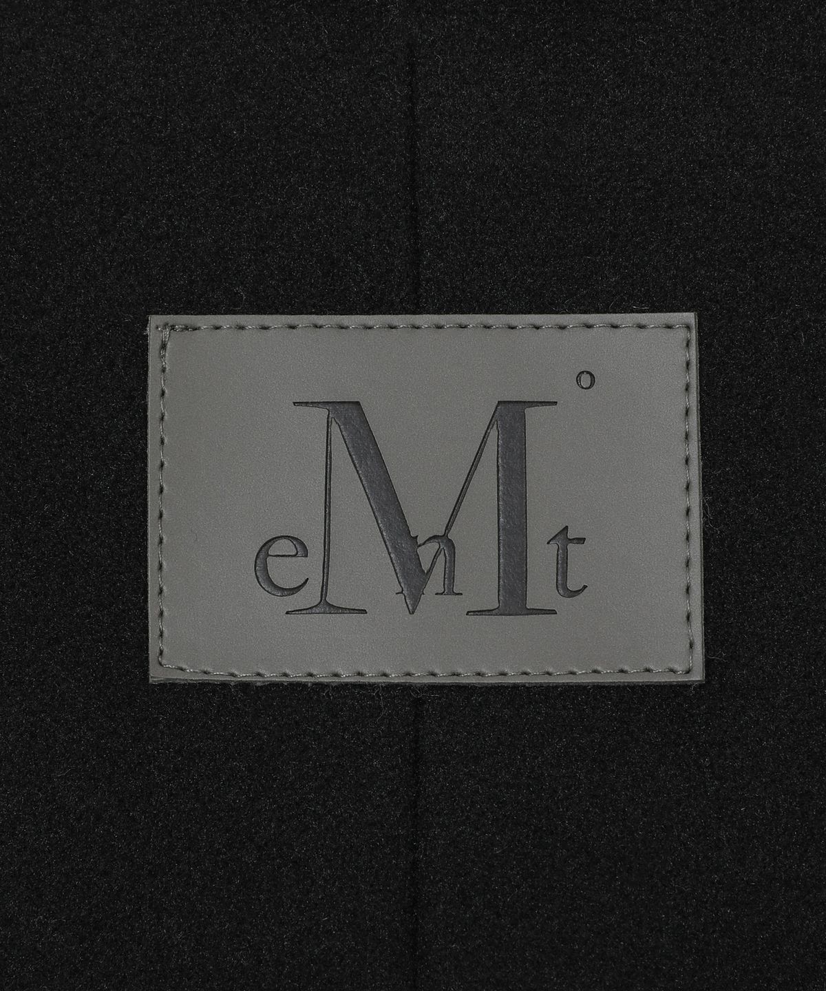 무센트(MUCENT) 소엘 메탈로고 퀼팅 누빔 더블 코트