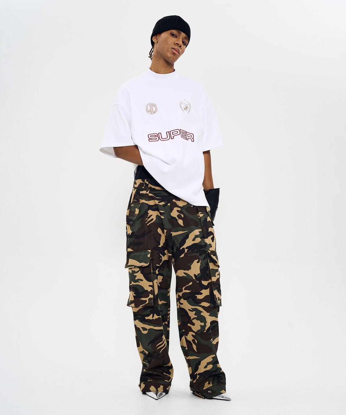 월드딜레마(WORLDDILEMA) MOCK NECK EMBLEM HALF T-SHIRTS (WHITE)