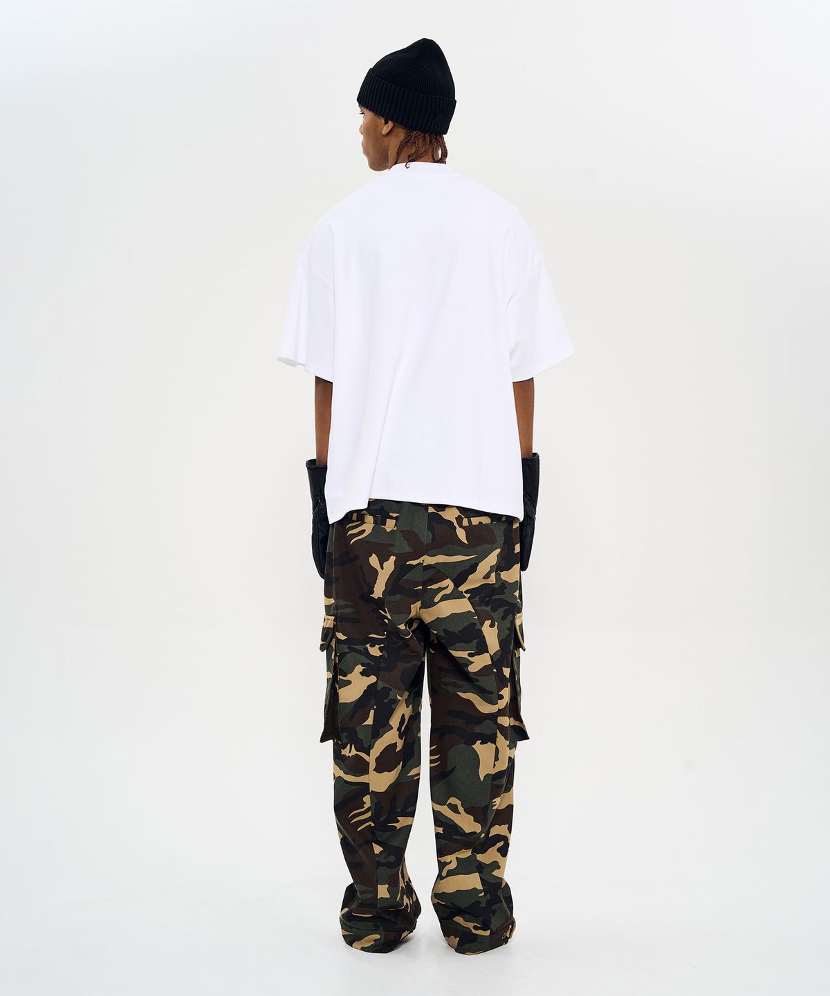 월드딜레마(WORLDDILEMA) MOCK NECK EMBLEM HALF T-SHIRTS (WHITE)