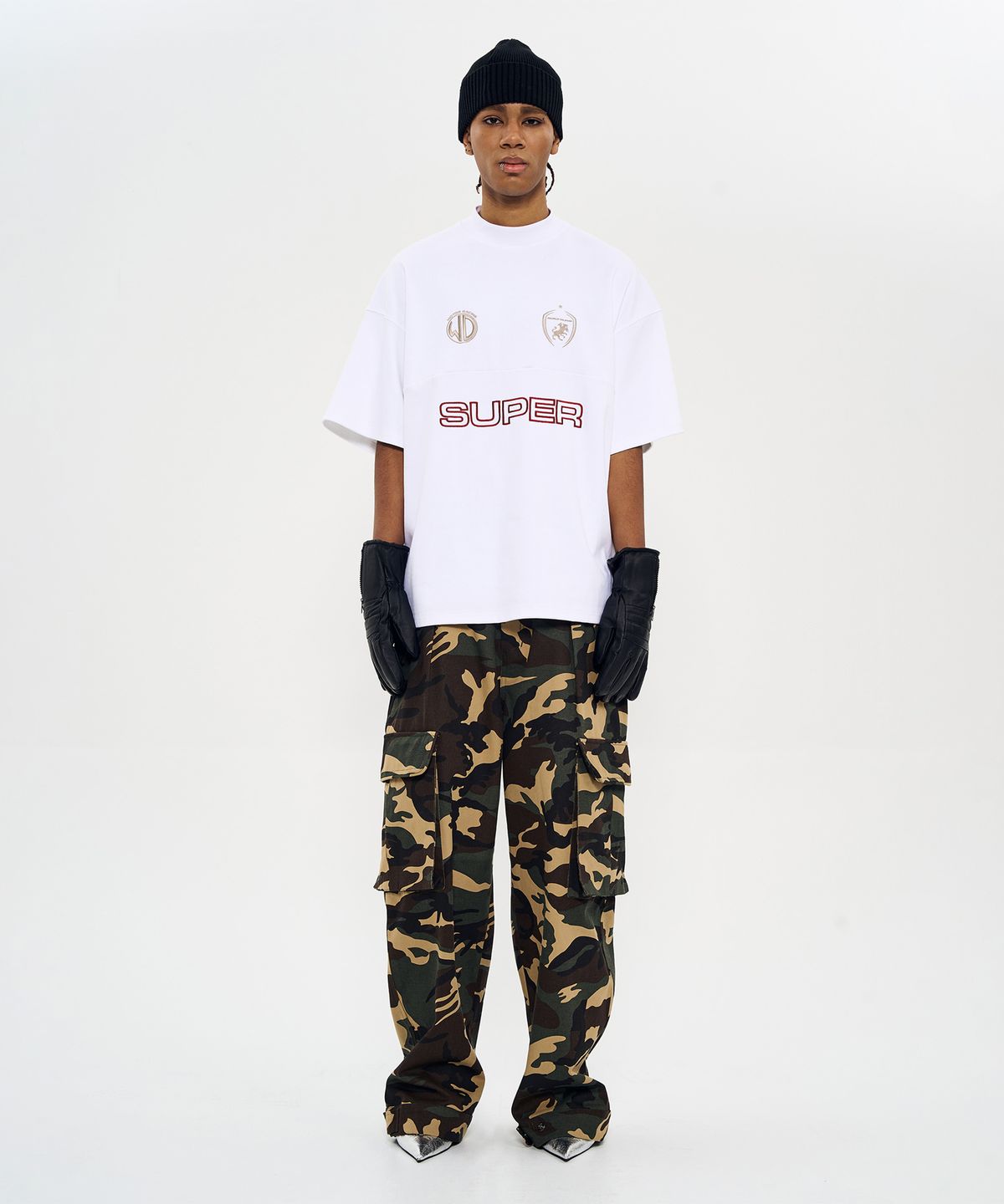 월드딜레마(WORLDDILEMA) MOCK NECK EMBLEM HALF T-SHIRTS (WHITE)