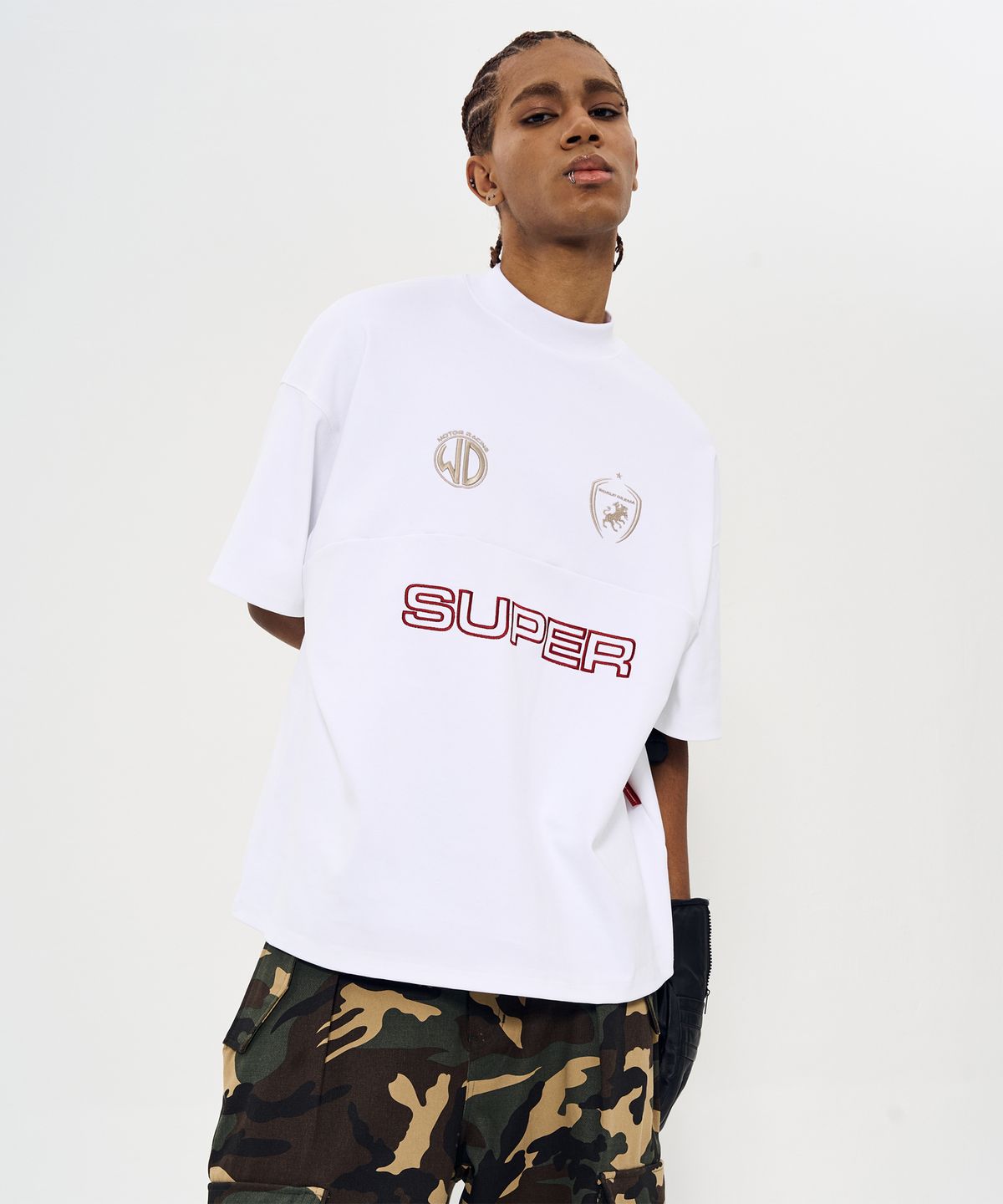 월드딜레마(WORLDDILEMA) MOCK NECK EMBLEM HALF T-SHIRTS (WHITE)
