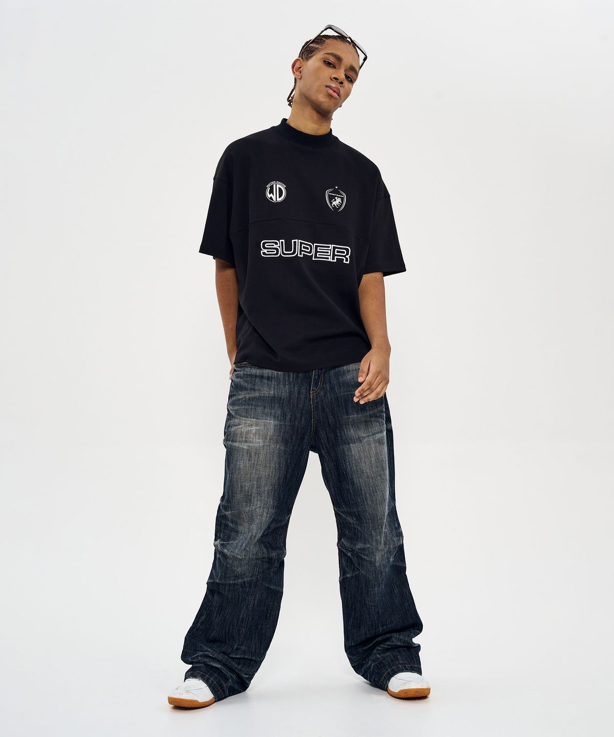 월드딜레마(WORLDDILEMA) MOCK NECK EMBLEM HALF T-SHIRTS (BLACK)