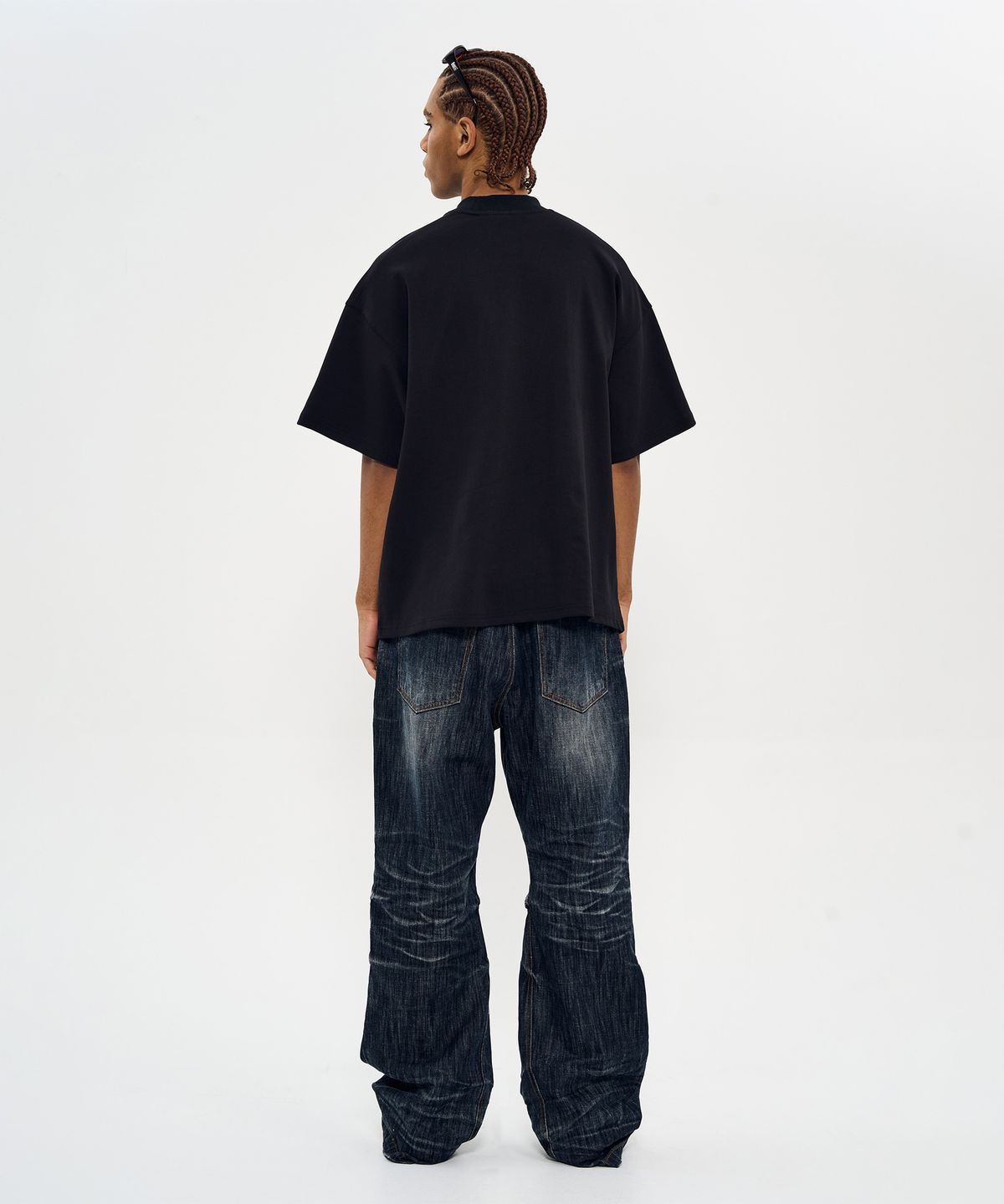 월드딜레마(WORLDDILEMA) MOCK NECK EMBLEM HALF T-SHIRTS (BLACK)