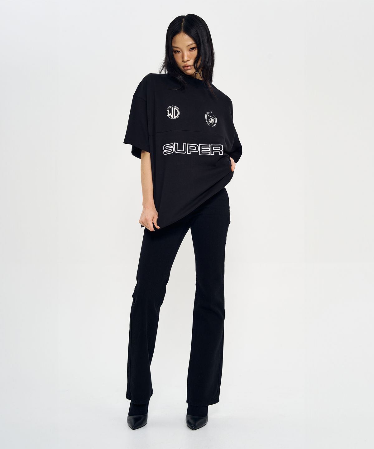 월드딜레마(WORLDDILEMA) MOCK NECK EMBLEM HALF T-SHIRTS (BLACK)