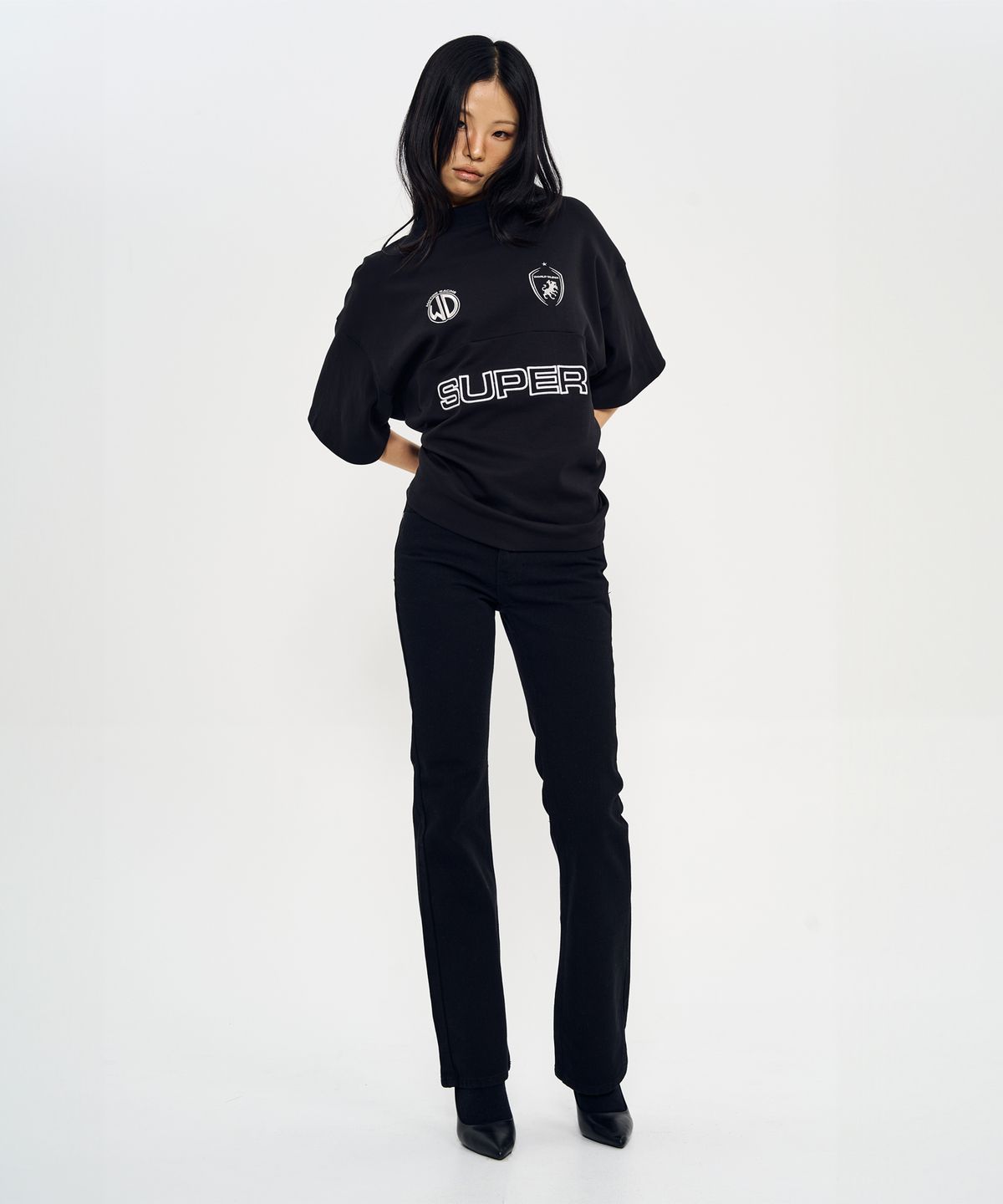 월드딜레마(WORLDDILEMA) MOCK NECK EMBLEM HALF T-SHIRTS (BLACK)