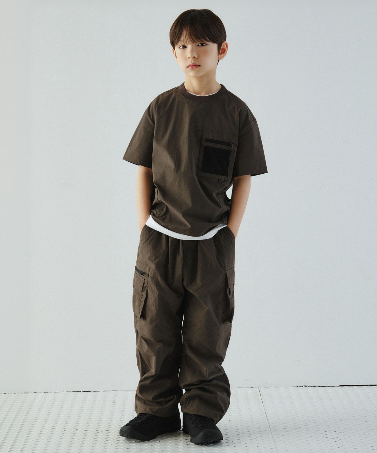 무신사 스탠다드 키즈(MUSINSA STANDARD KIDS) [시티 레저] 유틸리티 메시 포켓 우븐 티셔츠 [머드 그레이]