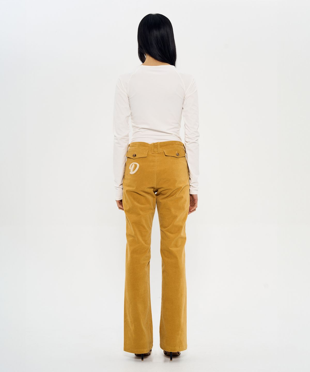 월드딜레마(WORLDDILEMA) BOUCLE EMBROIDERY BOOT-CUT PANTS (VELVET GOLD)
