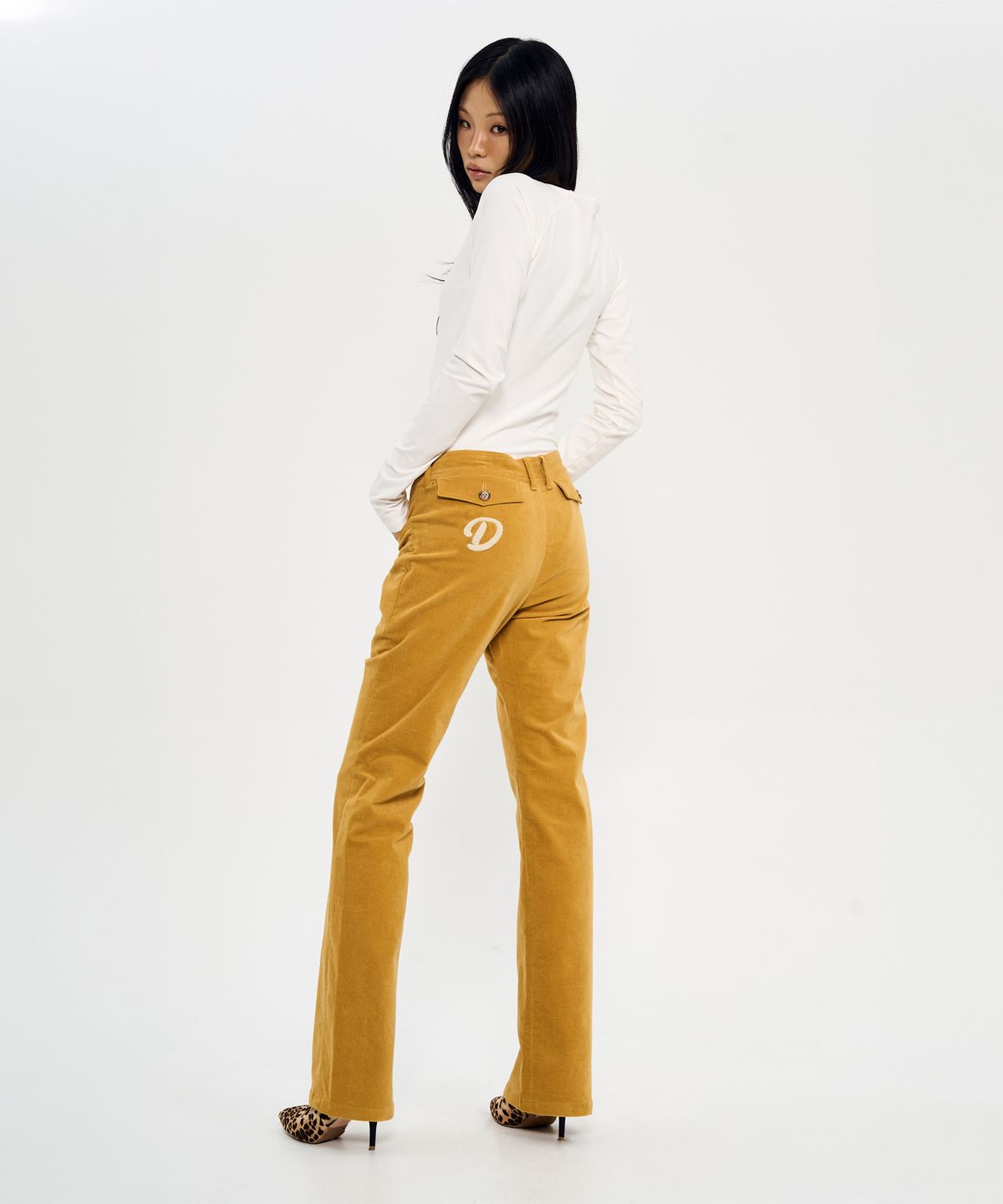 월드딜레마(WORLDDILEMA) BOUCLE EMBROIDERY BOOT-CUT PANTS (VELVET GOLD)