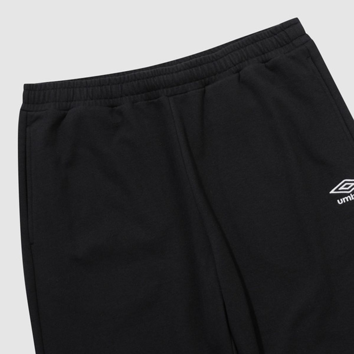 엄브로(UMBRO) 에센셜 루즈 조거 팬츠 블랙 UR123CFP19