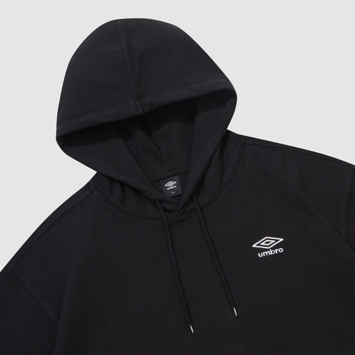 엄브로(UMBRO) 에센셜 스몰로고 후드 티셔츠 블랙 UR123CHD19
