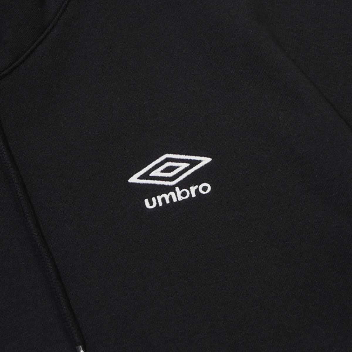 엄브로(UMBRO) 에센셜 스몰로고 후드 티셔츠 블랙 UR123CHD19