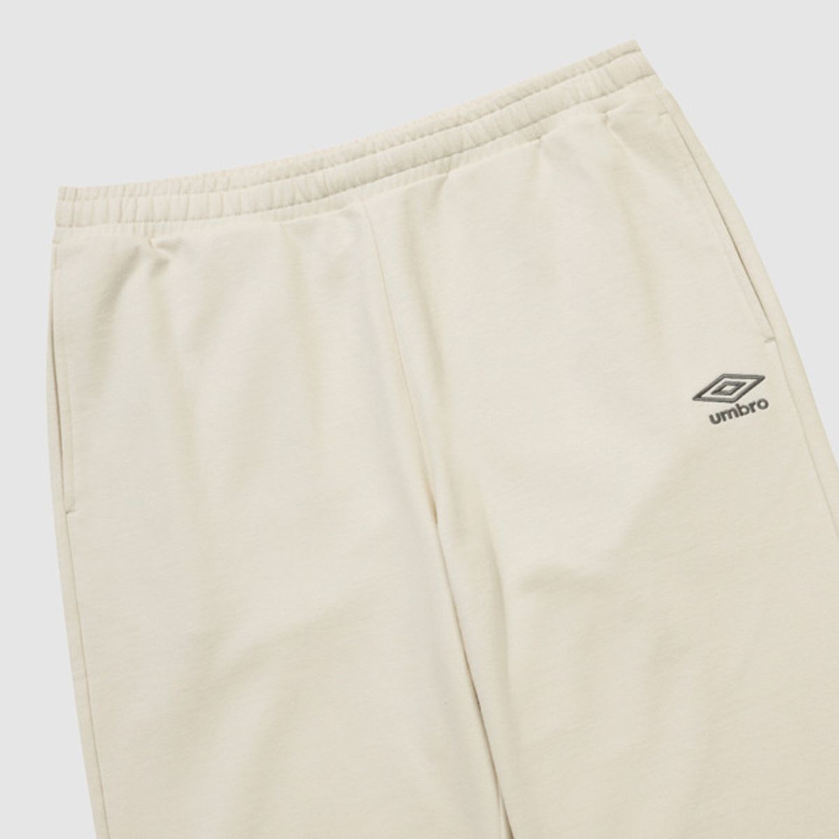 엄브로(UMBRO) 에센셜 루즈 조거 팬츠 아이보리 UR123CFP19
