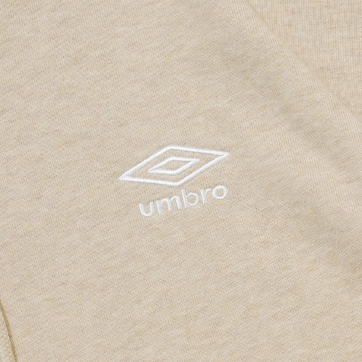 엄브로(UMBRO) 에센셜 스몰로고 후드 티셔츠 베이지 UR123CHD19