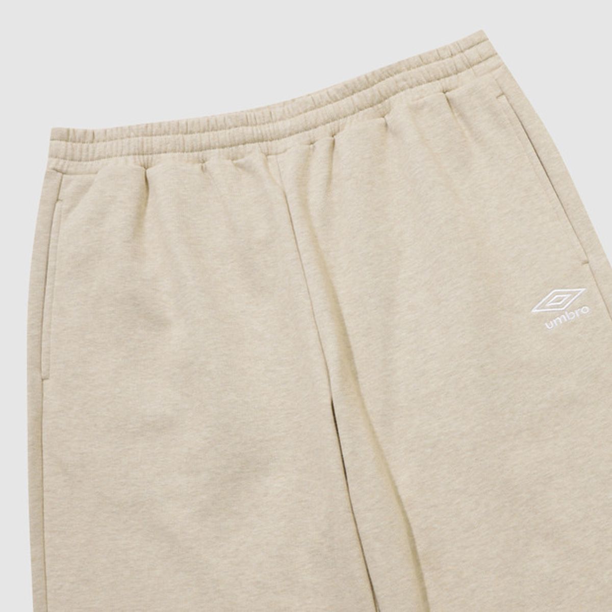 엄브로(UMBRO) 에센셜 루즈 스트레이트 팬츠 베이지 UR123CFP18