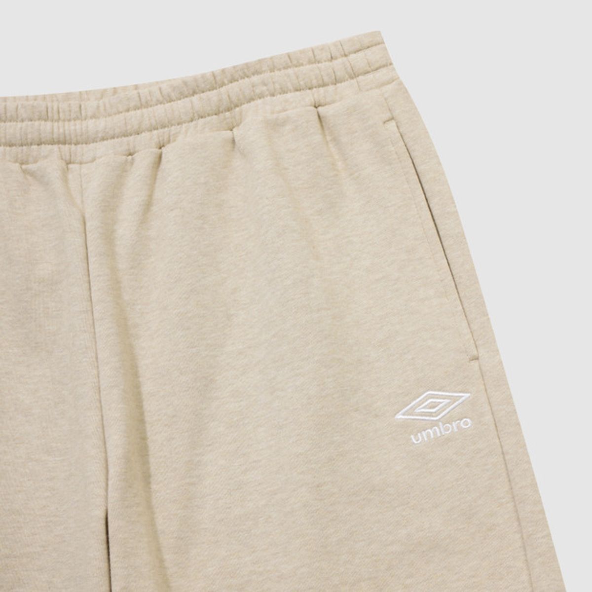 엄브로(UMBRO) 에센셜 루즈 스트레이트 팬츠 베이지 UR123CFP18