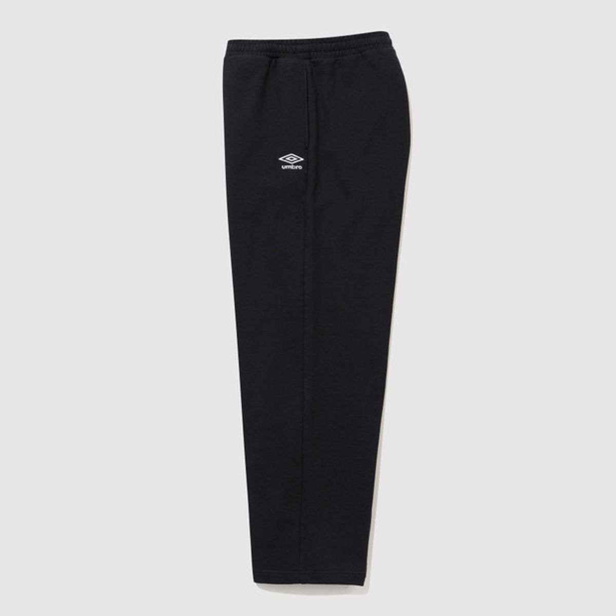 엄브로(UMBRO) 에센셜 루즈 스트레이트 팬츠 블랙 UR123CFP18