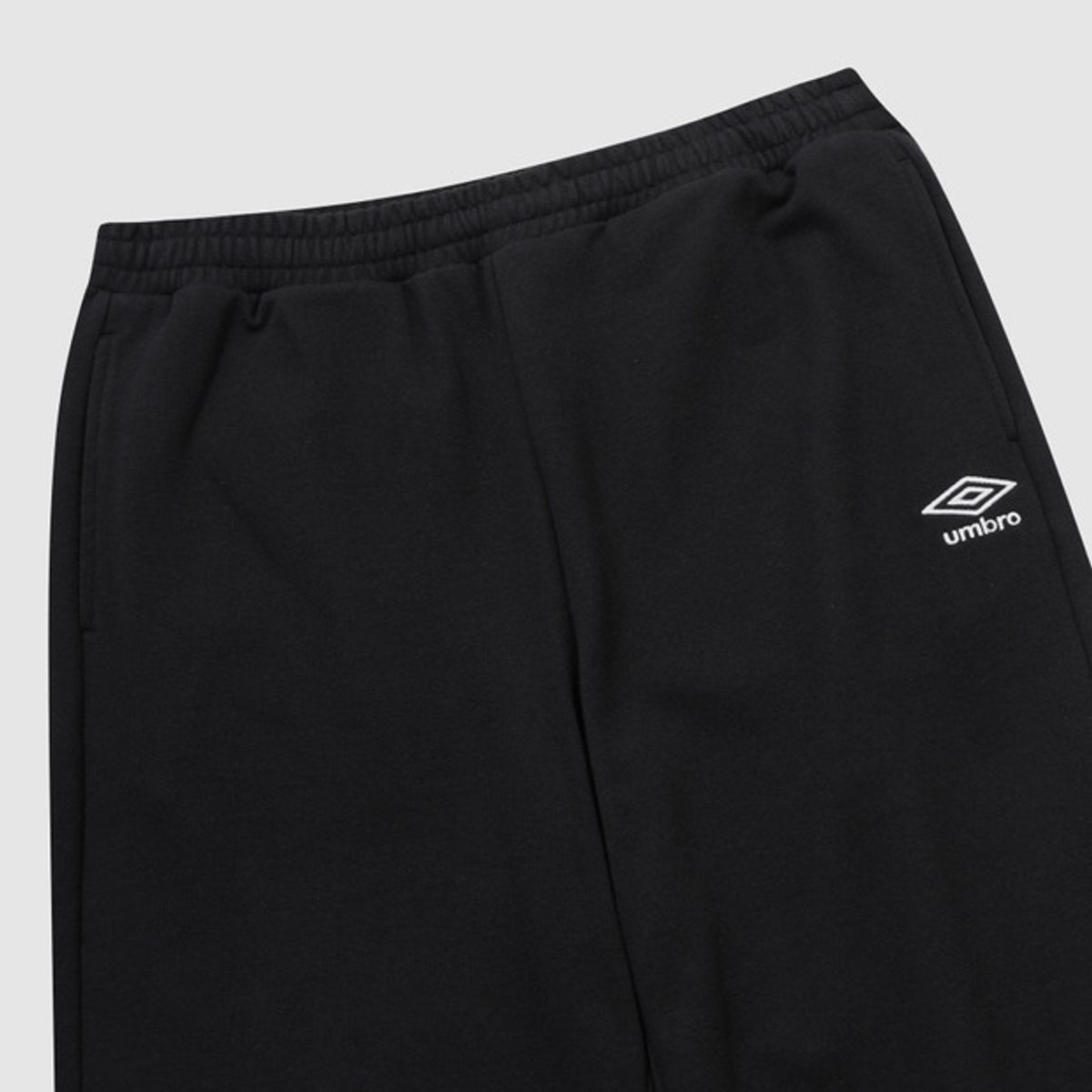엄브로(UMBRO) 에센셜 루즈 스트레이트 팬츠 블랙 UR123CFP18