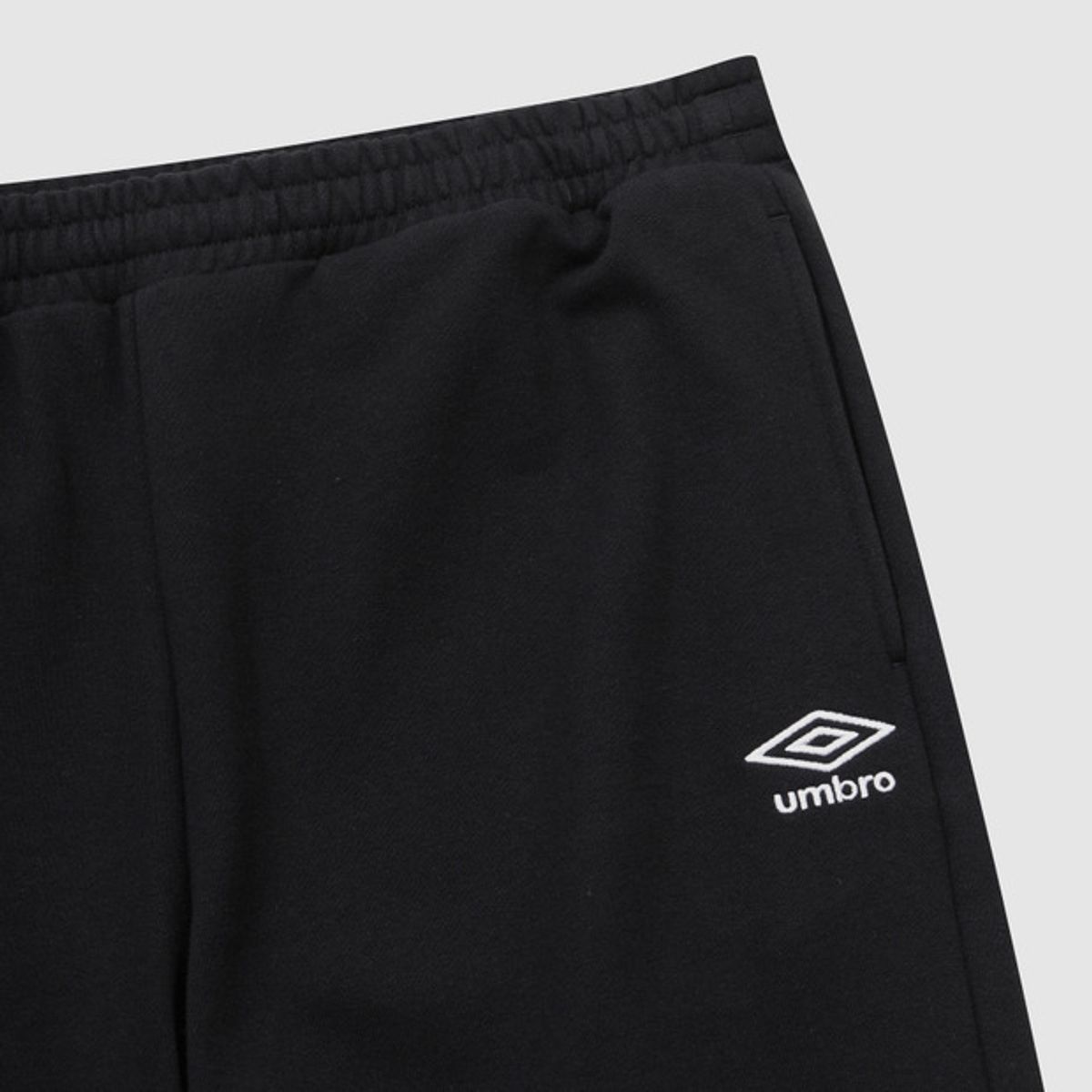 엄브로(UMBRO) 에센셜 루즈 스트레이트 팬츠 블랙 UR123CFP18