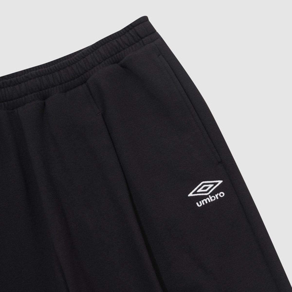 엄브로(UMBRO) 에센셜 루즈 와이드 팬츠 블랙 UR123CFP17