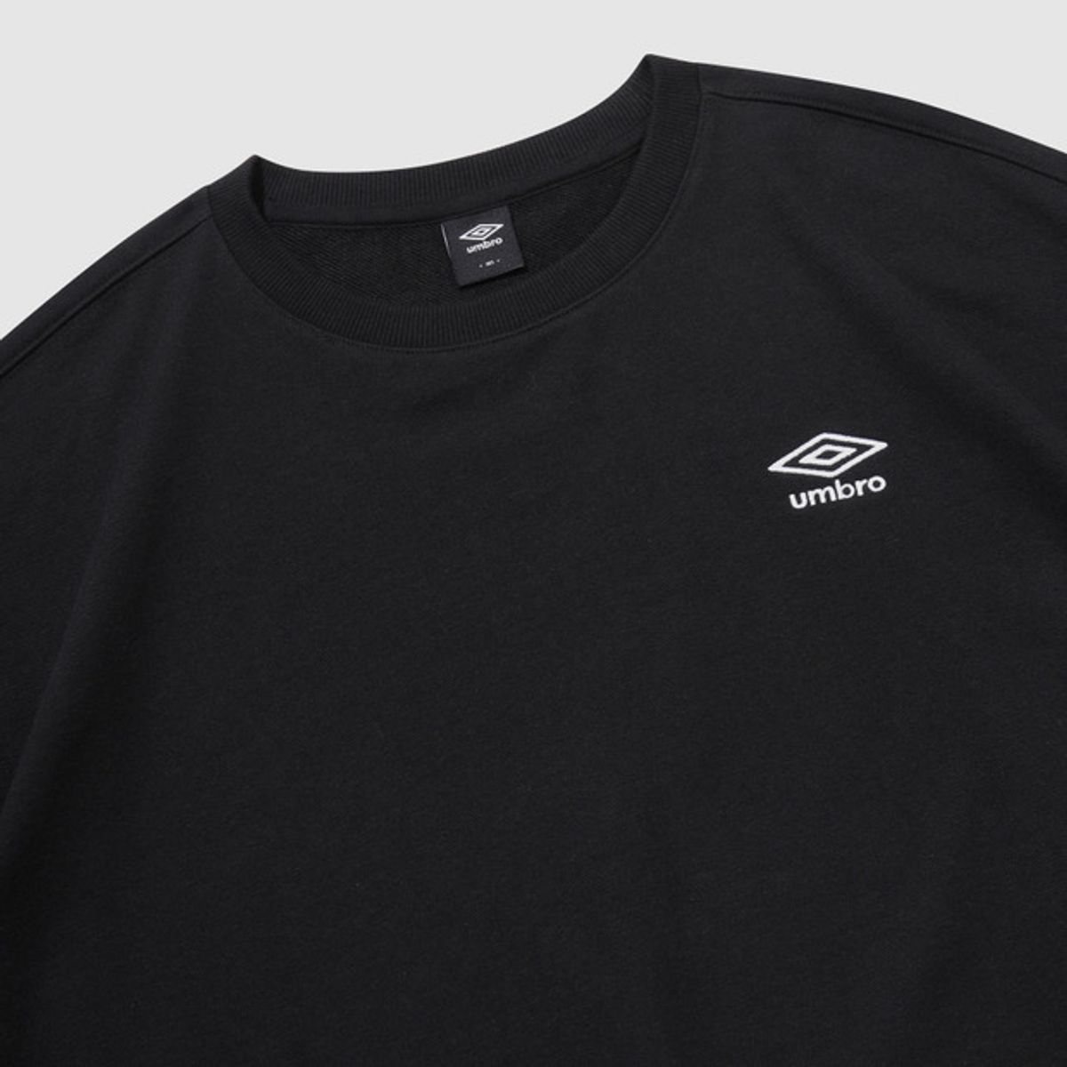 엄브로(UMBRO) 에센셜 스몰로고 맨투맨 블랙 UR123CFS19