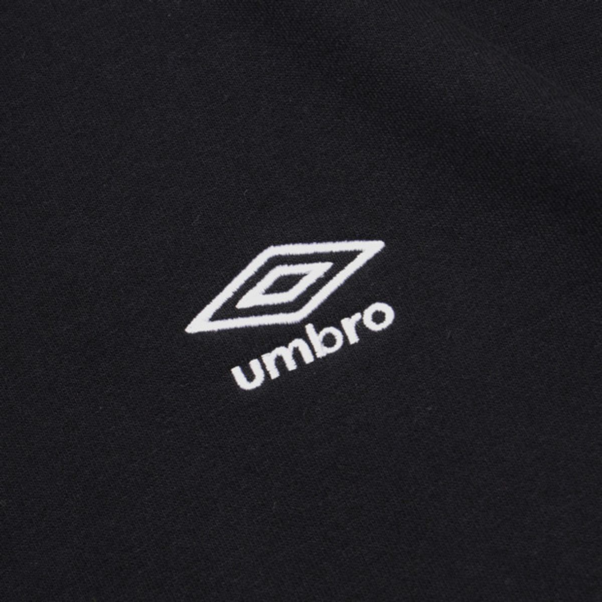 엄브로(UMBRO) 에센셜 스몰로고 맨투맨 블랙 UR123CFS19