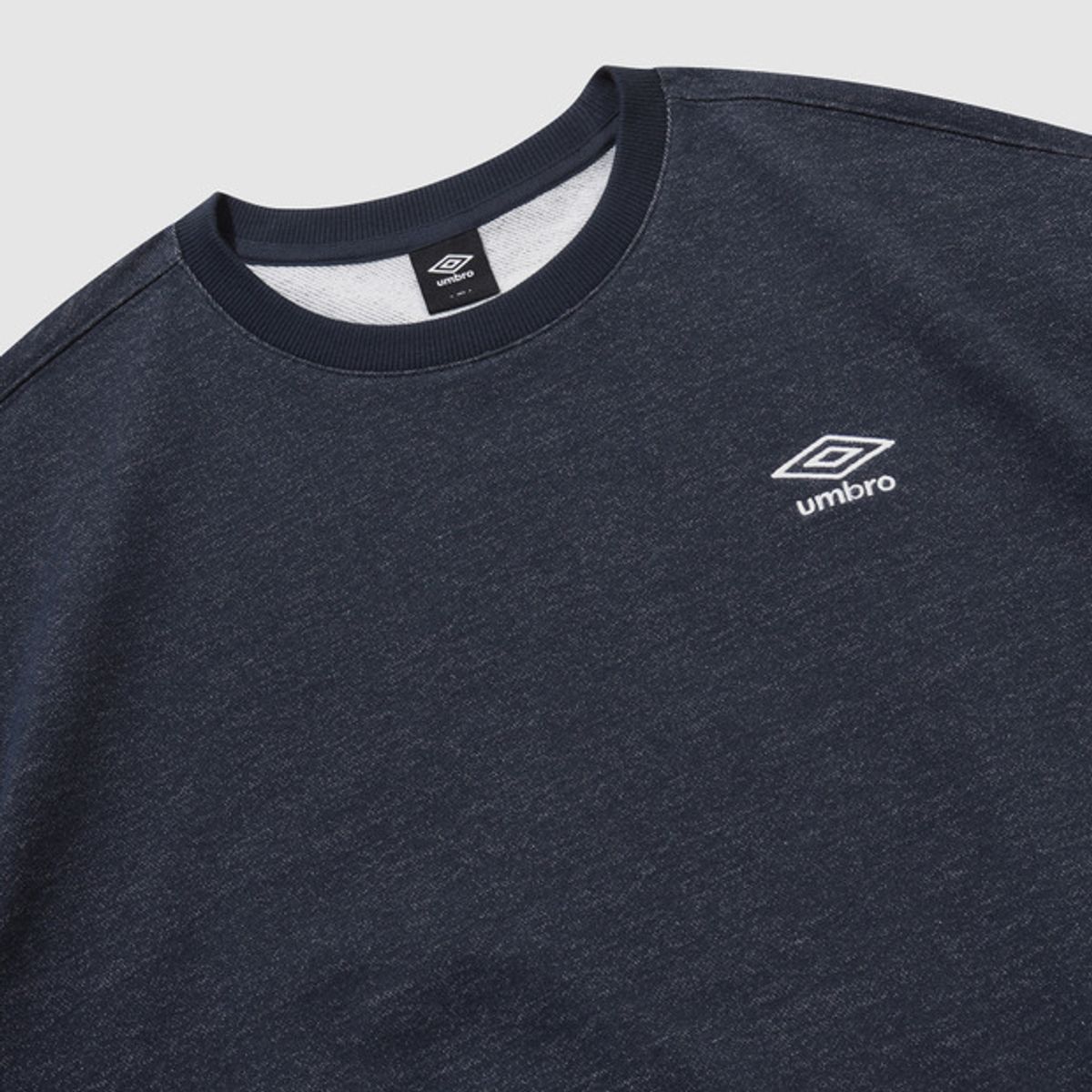 엄브로(UMBRO) 에센셜 스몰로고 맨투맨 네이비 UR123CFS19