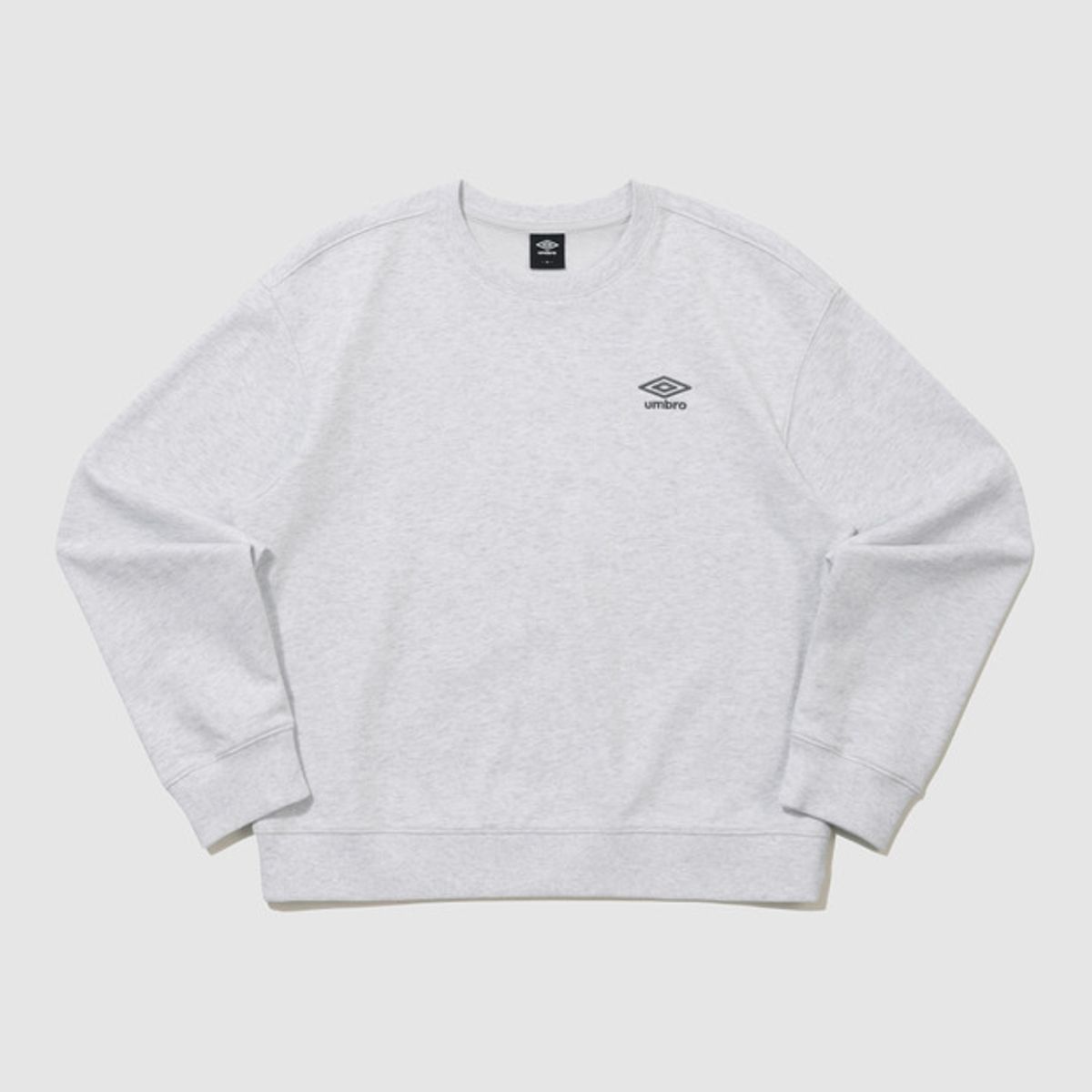 엄브로(UMBRO) 에센셜 스몰로고 맨투맨 라이트 그레이 UR123CFS19