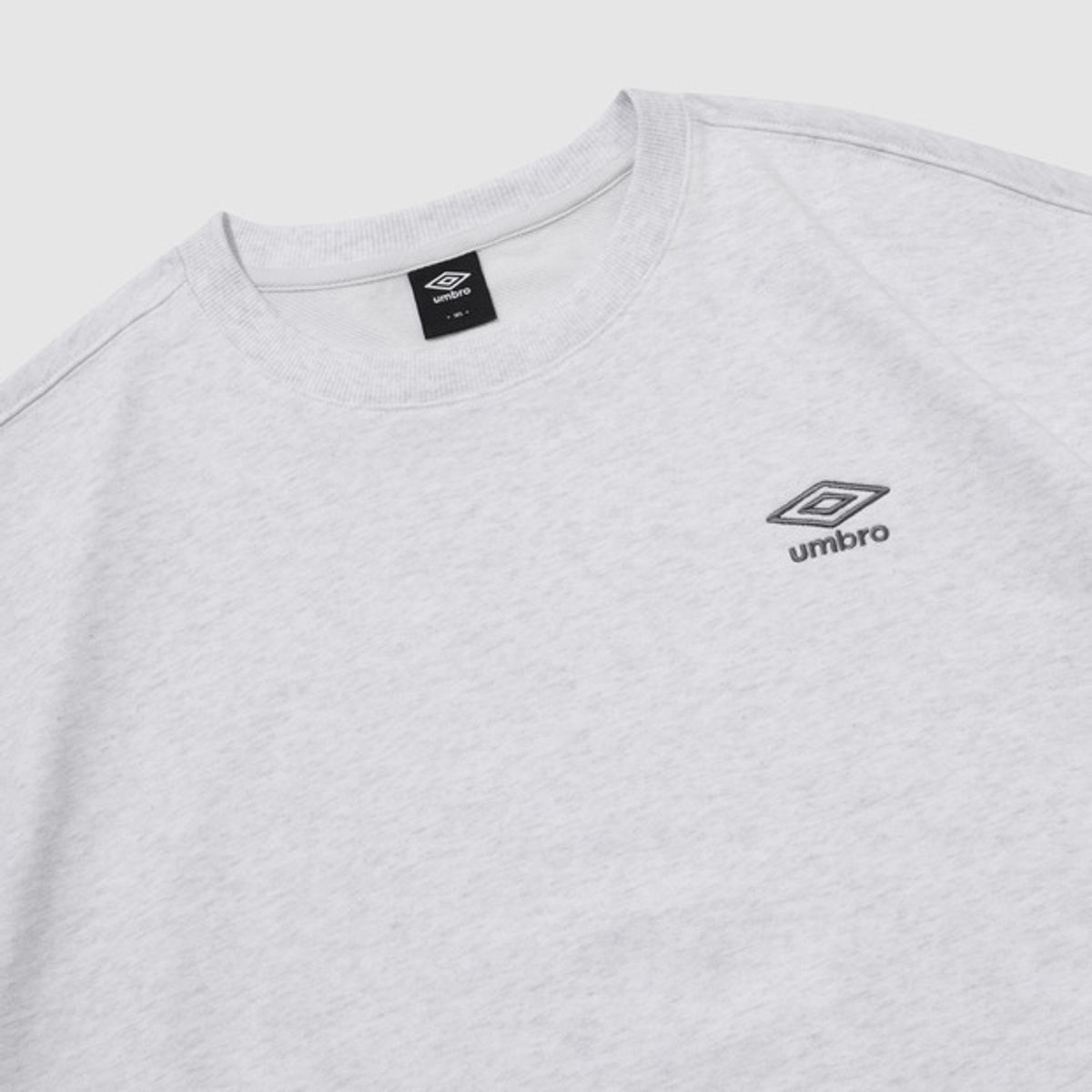 엄브로(UMBRO) 에센셜 스몰로고 맨투맨 라이트 그레이 UR123CFS19