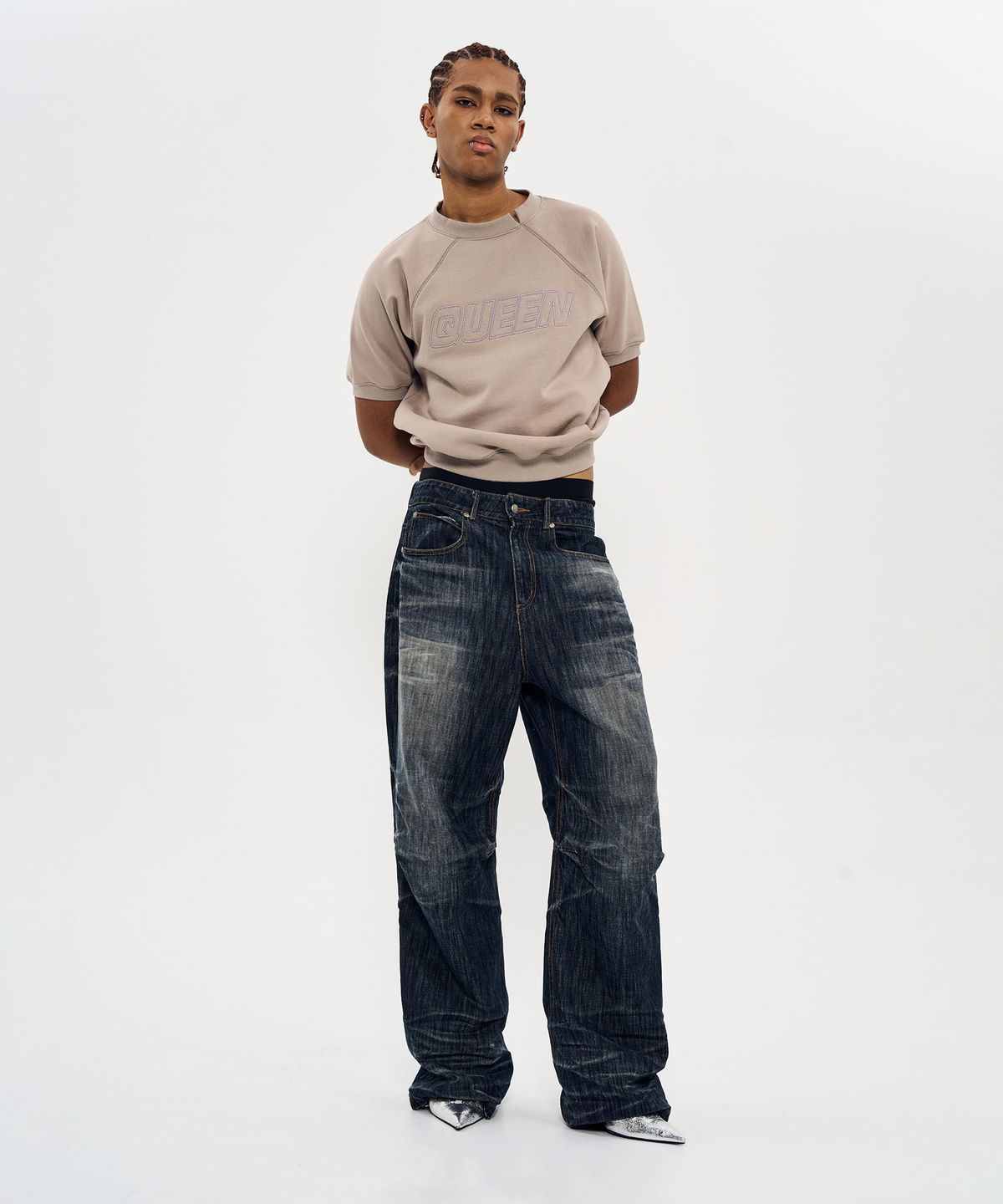 월드딜레마(WORLDDILEMA) QUEEN EMBROIDERY CROP HALF SWEATSHIRT (KHAKI GREY)