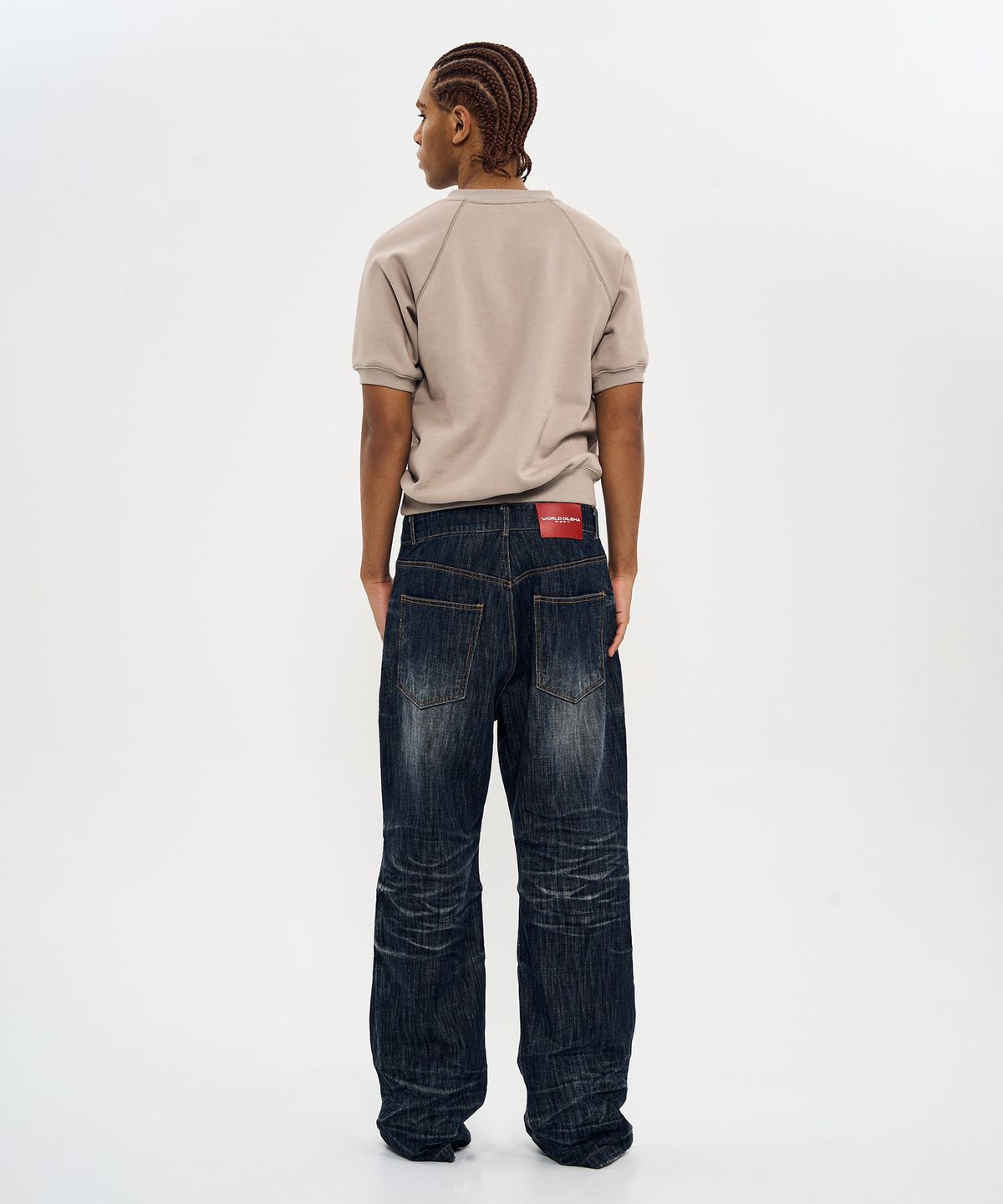 월드딜레마(WORLDDILEMA) QUEEN EMBROIDERY CROP HALF SWEATSHIRT (KHAKI GREY)