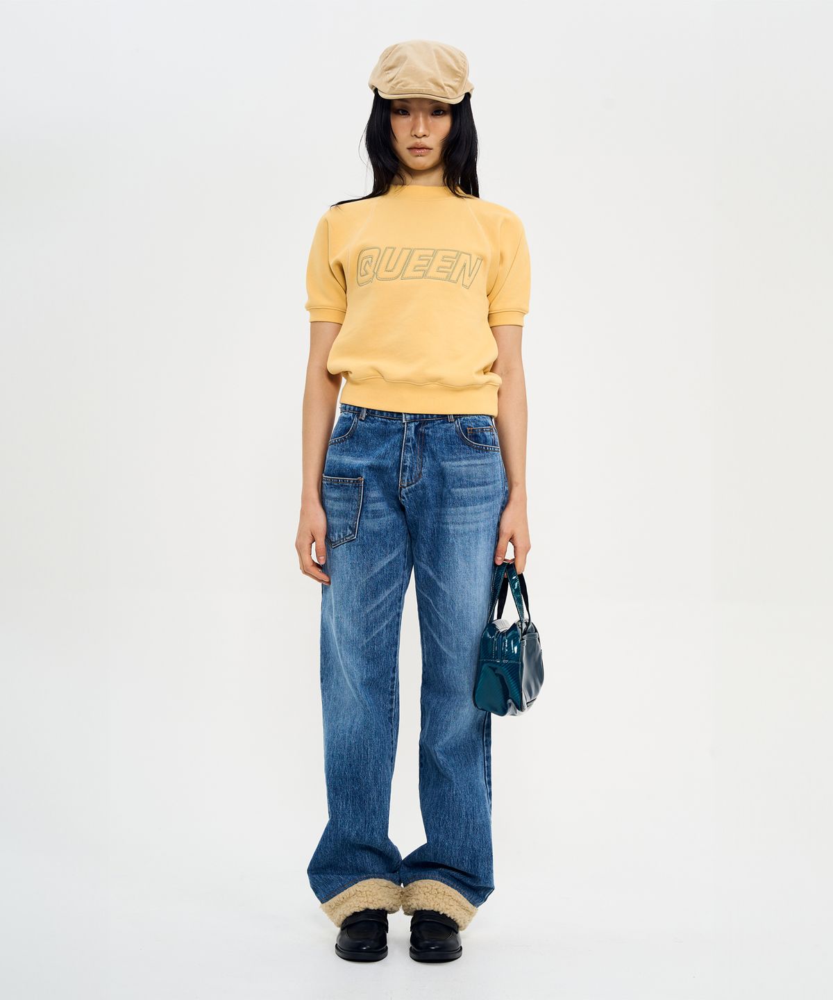 월드딜레마(WORLDDILEMA) QUEEN EMBROIDERY CROP HALF SWEATSHIRT (YELLOW)