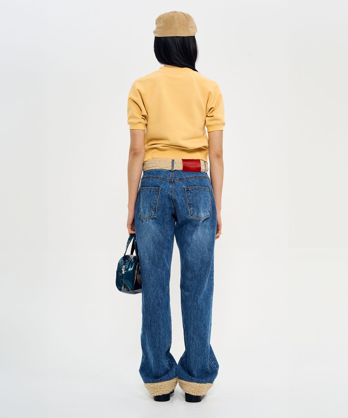 월드딜레마(WORLDDILEMA) QUEEN EMBROIDERY CROP HALF SWEATSHIRT (YELLOW)