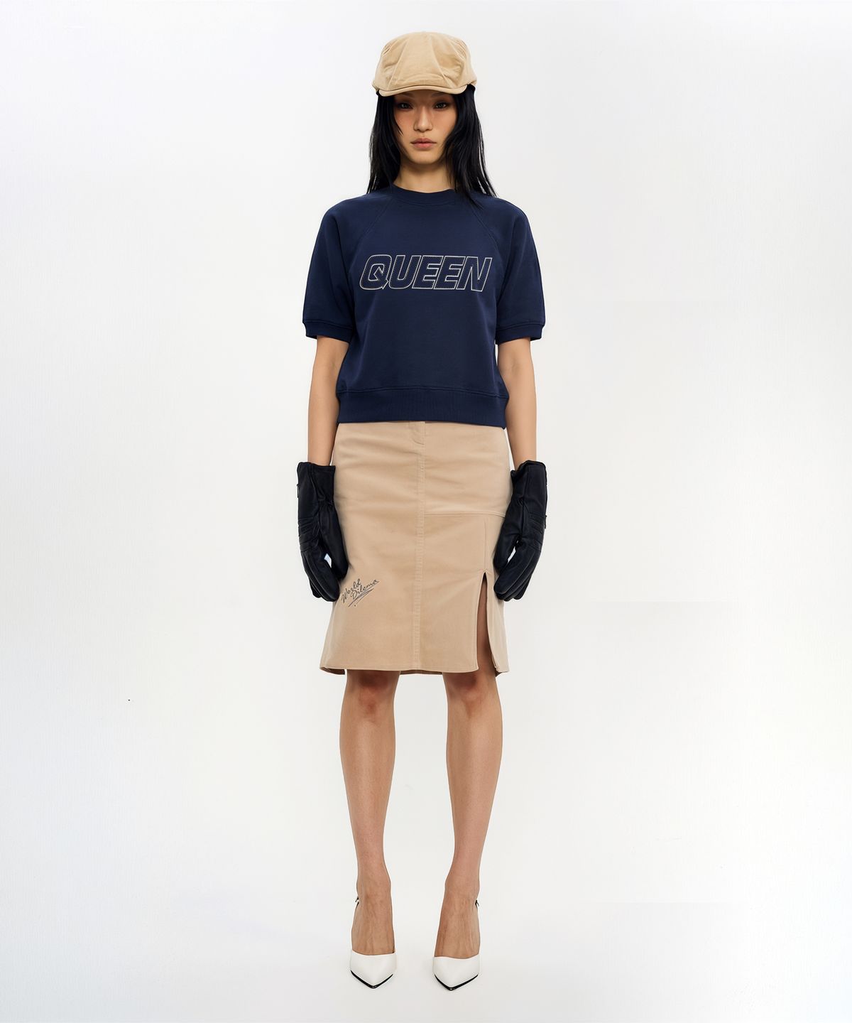 월드딜레마(WORLDDILEMA) QUEEN EMBROIDERY CROP HALF SWEATSHIRT (NAVY)