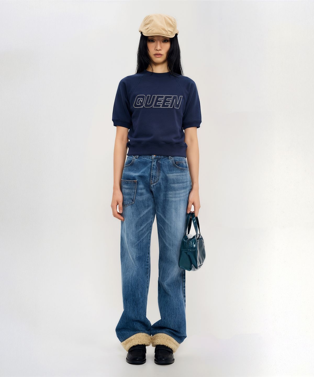 월드딜레마(WORLDDILEMA) QUEEN EMBROIDERY CROP HALF SWEATSHIRT (NAVY)