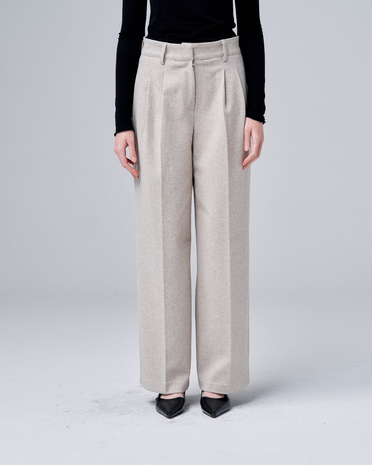 오드프레젠트(ODDPRESENT) Lumina Pleated Herringbone Pants