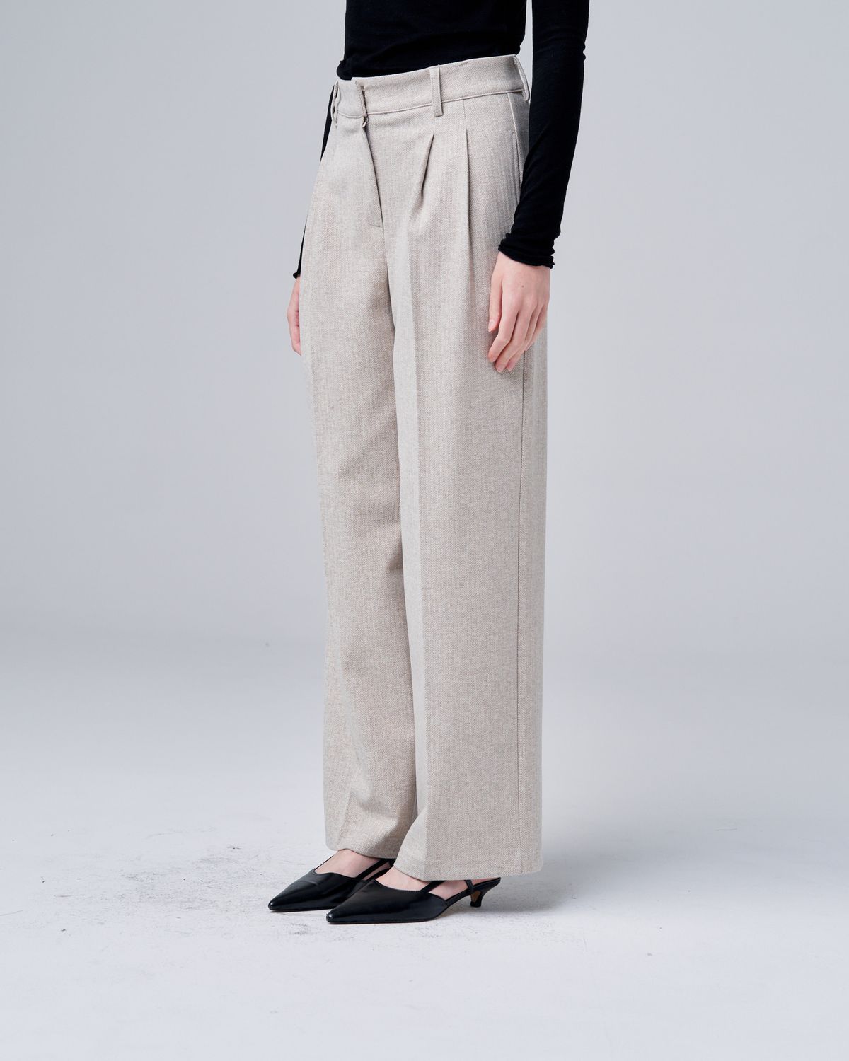 오드프레젠트(ODDPRESENT) Lumina Pleated Herringbone Pants