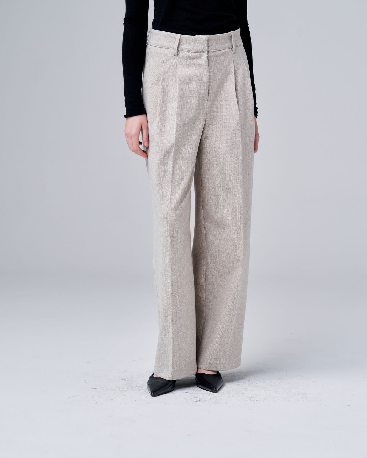 오드프레젠트(ODDPRESENT) Lumina Pleated Herringbone Pants