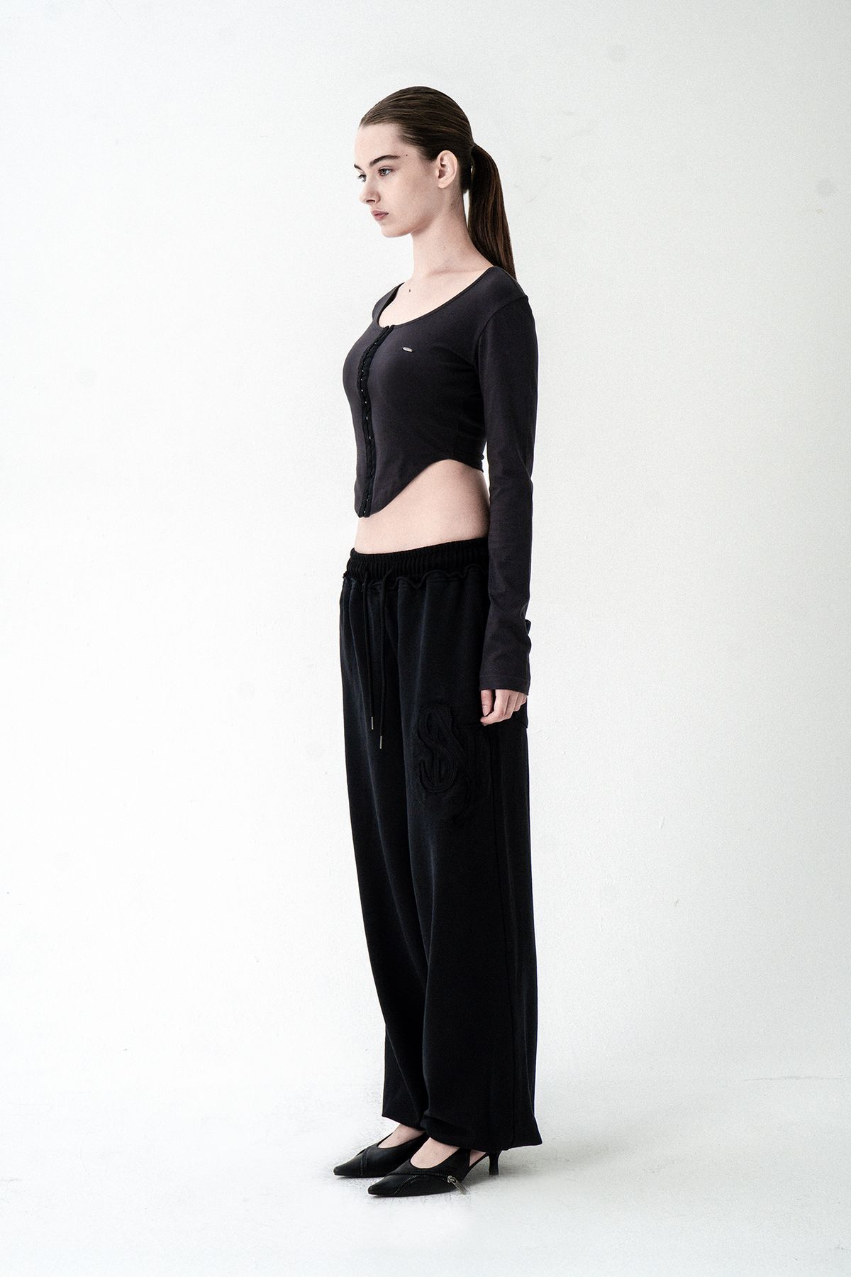 시너진(SYNERJYN) TAPE CUTTING LONG SLEEVE CHARCOAL
