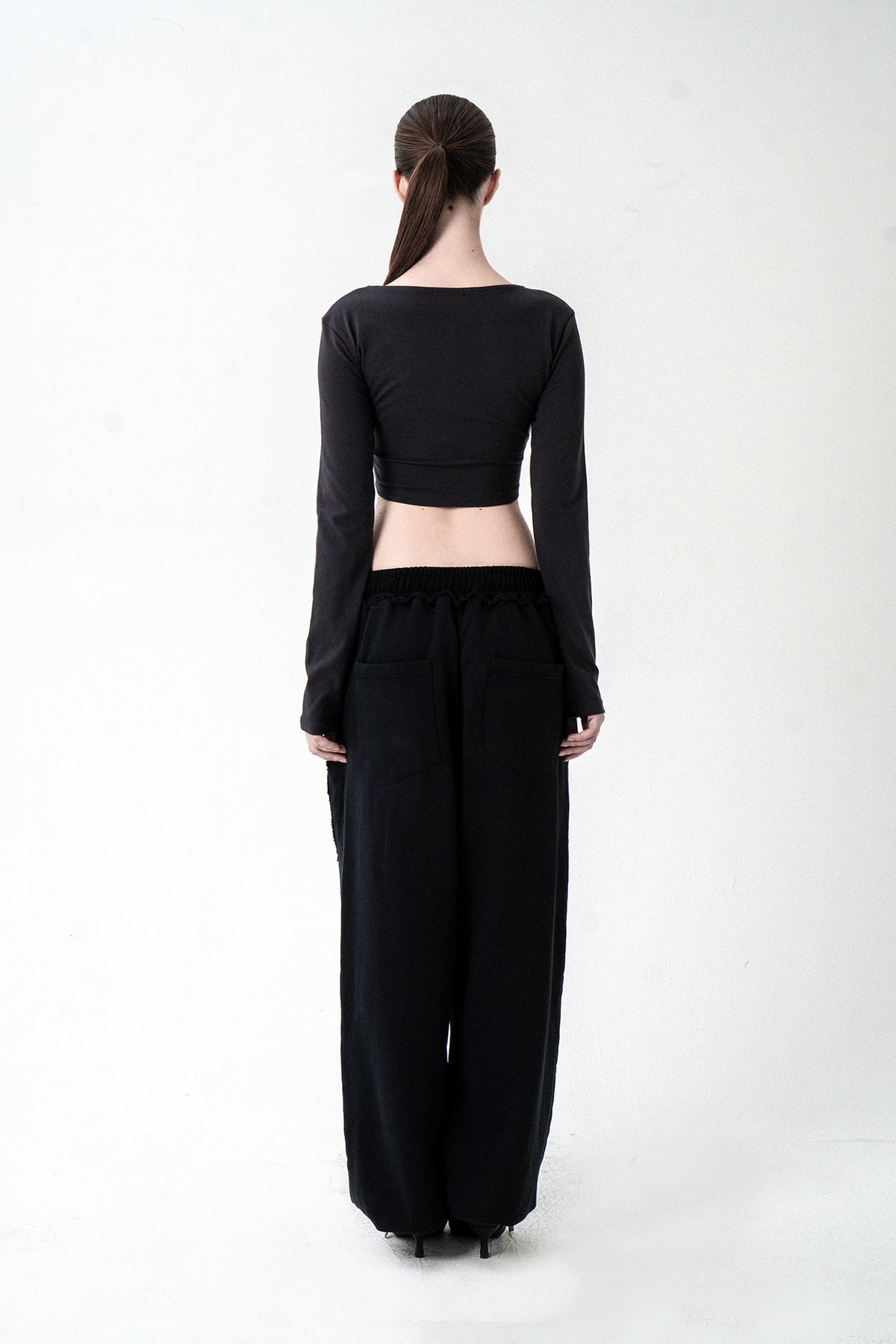 시너진(SYNERJYN) TAPE CUTTING LONG SLEEVE CHARCOAL