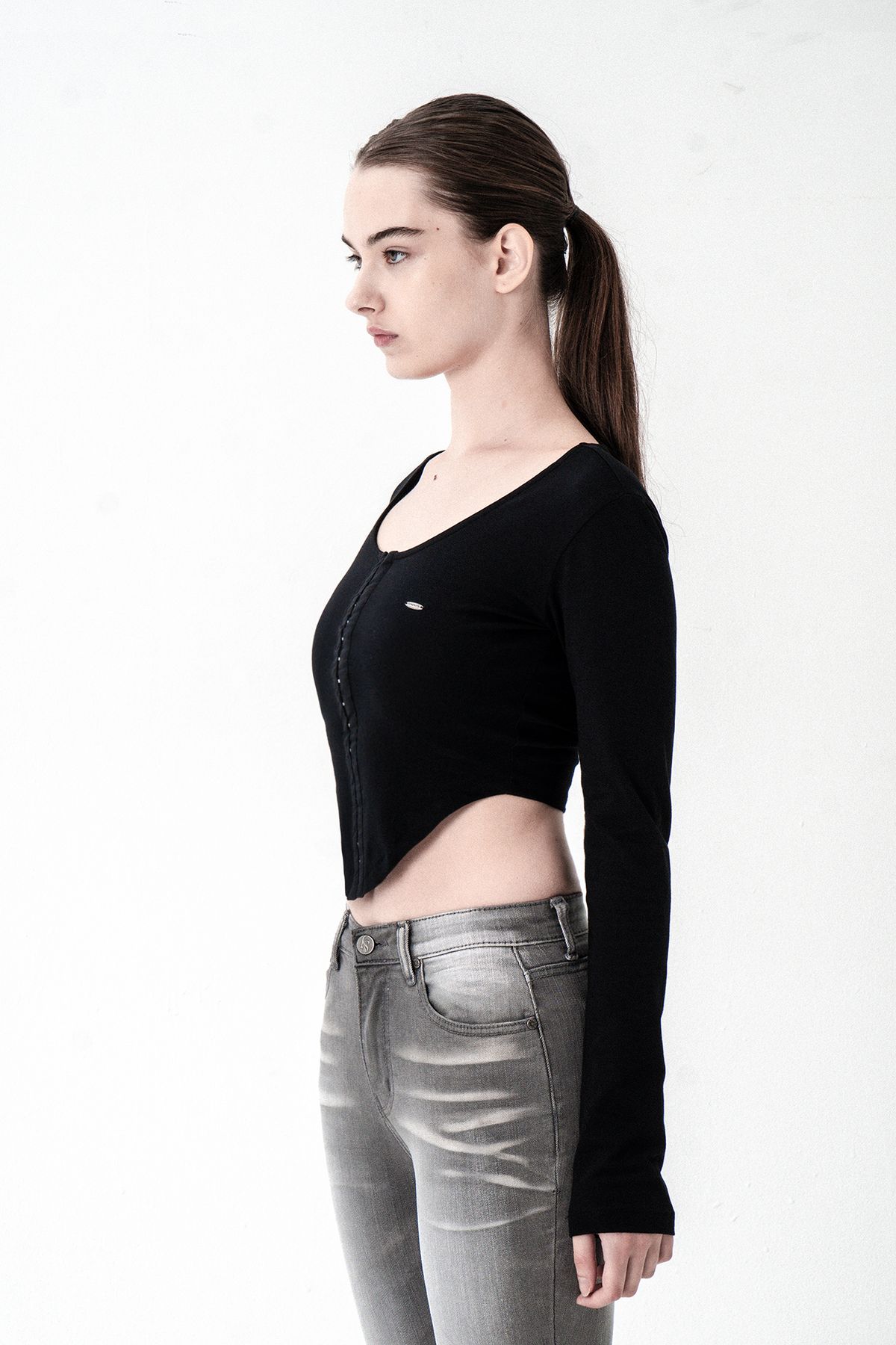 시너진(SYNERJYN) TAPE CUTTING LONG SLEEVE BLACK