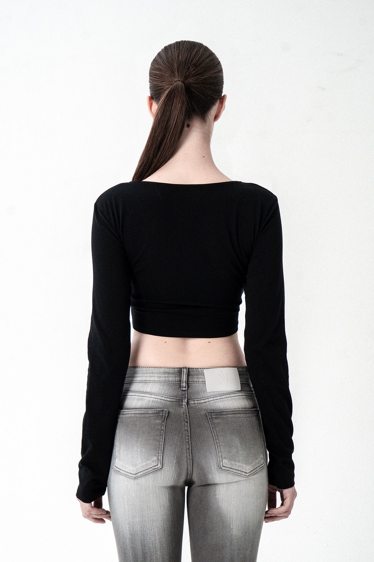시너진(SYNERJYN) TAPE CUTTING LONG SLEEVE BLACK
