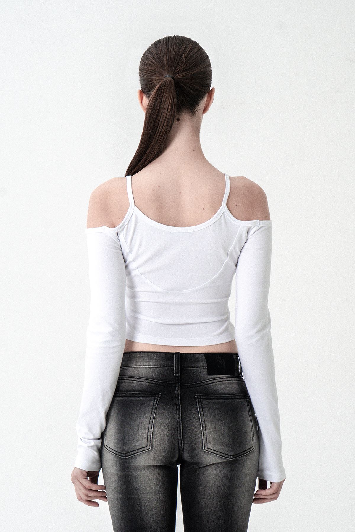 시너진(SYNERJYN) SHOULDER SLIT LONG SLEEVE WHITE