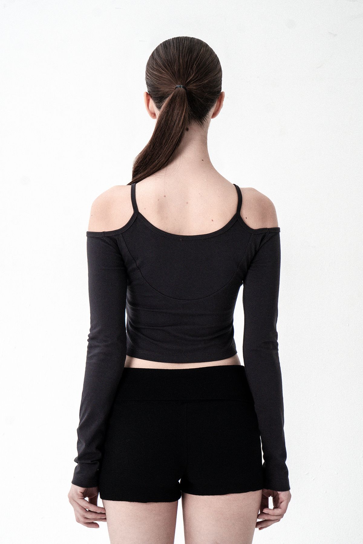 시너진(SYNERJYN) SHOULDER SLIT LONG SLEEVE CHARCOAL