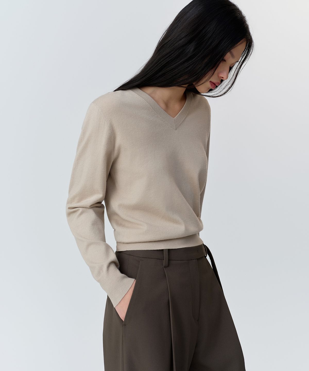무신사 스탠다드 우먼(MUSINSA STANDARD WOMAN) 우먼즈 에센셜 브이 넥 니트 [그레이쉬 베이지]