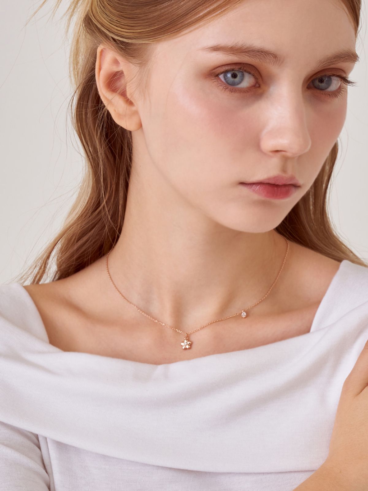 엘르주얼리(ELLEJEWELRY) 심플 플라워 목걸이 ELBRNN244 (14K GOLD PLATED)
