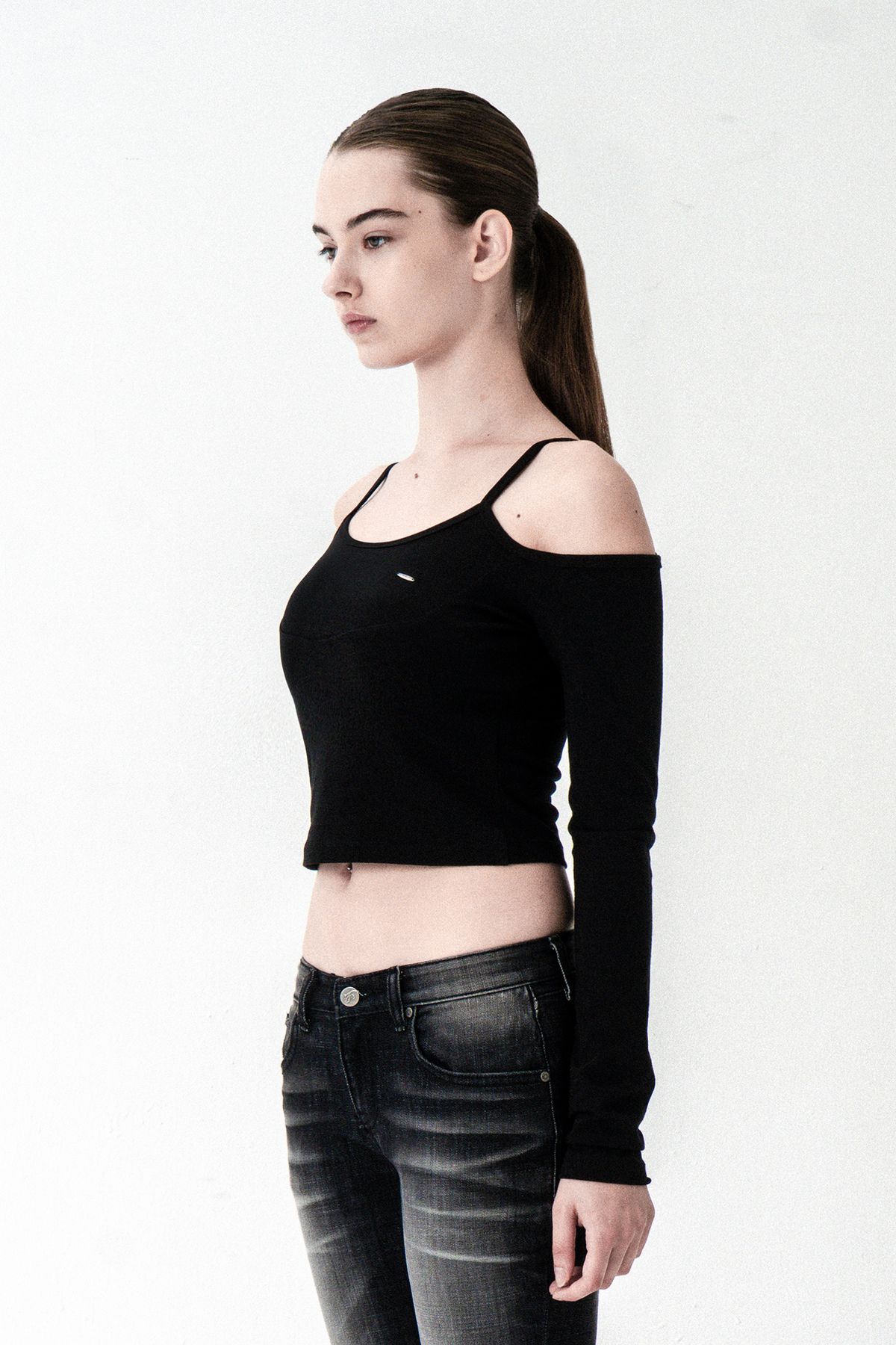시너진(SYNERJYN) SHOULDER SLIT LONG SLEEVE BLACK