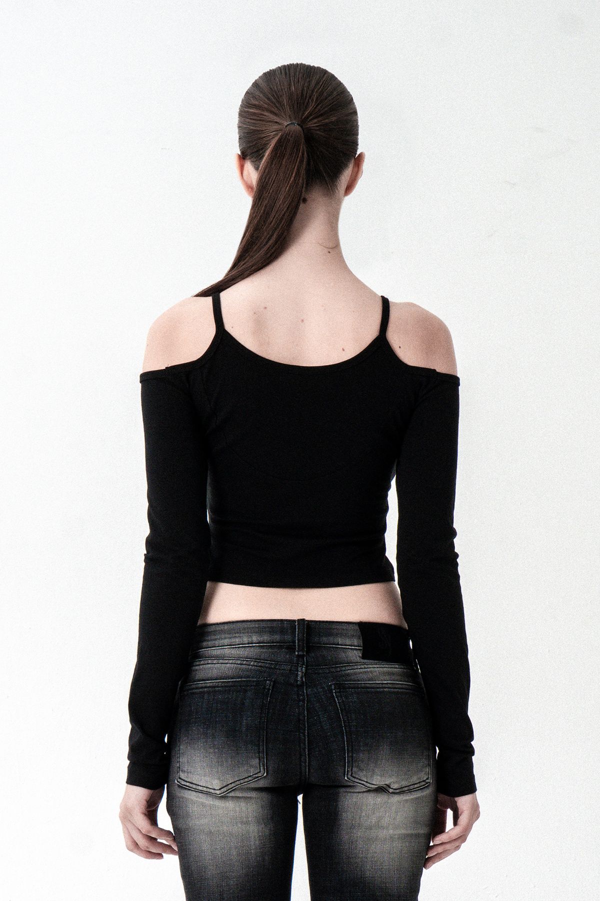 시너진(SYNERJYN) SHOULDER SLIT LONG SLEEVE BLACK