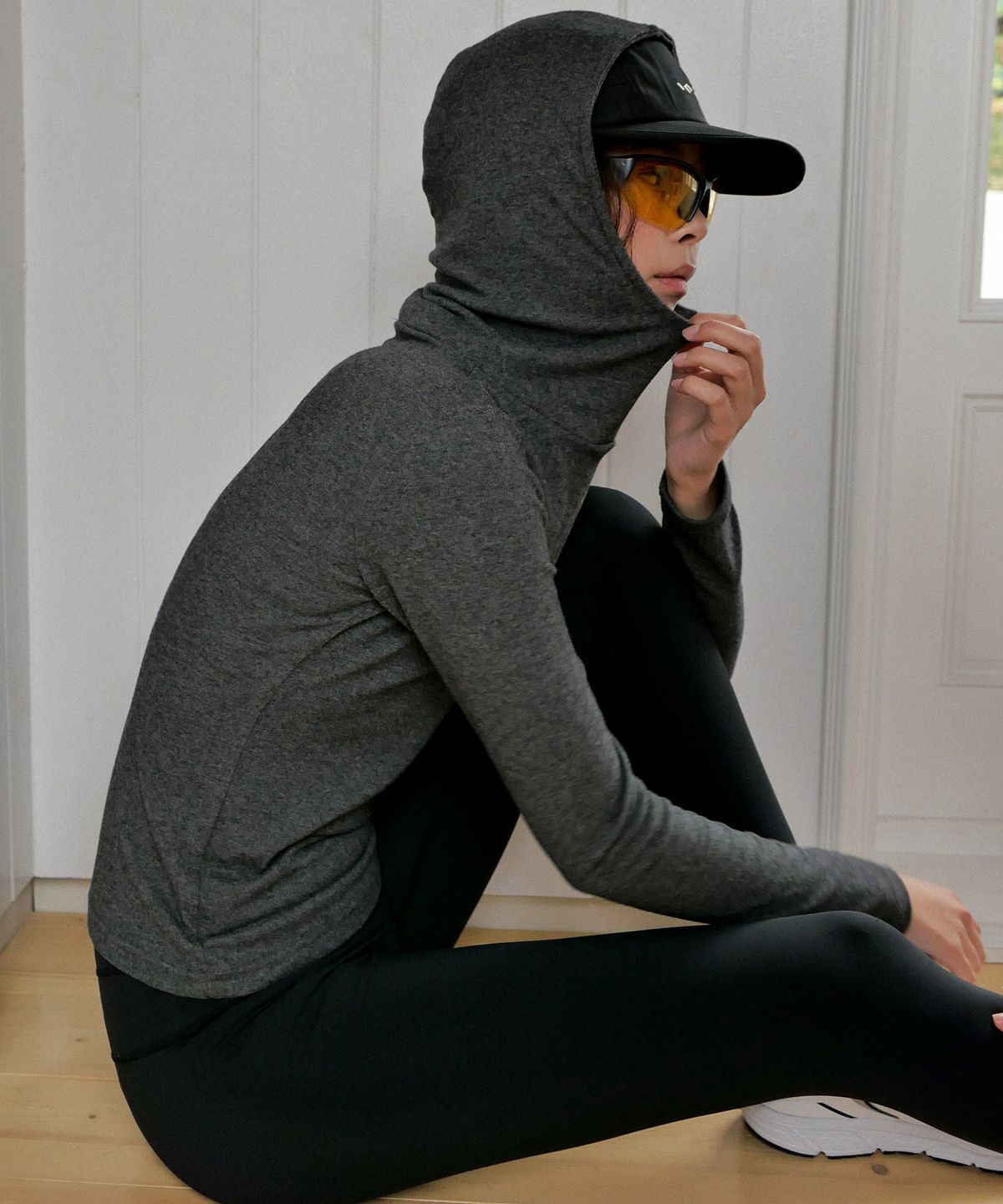 인지액티브(INJIACTIVE) Hooded High-Neck top 차콜