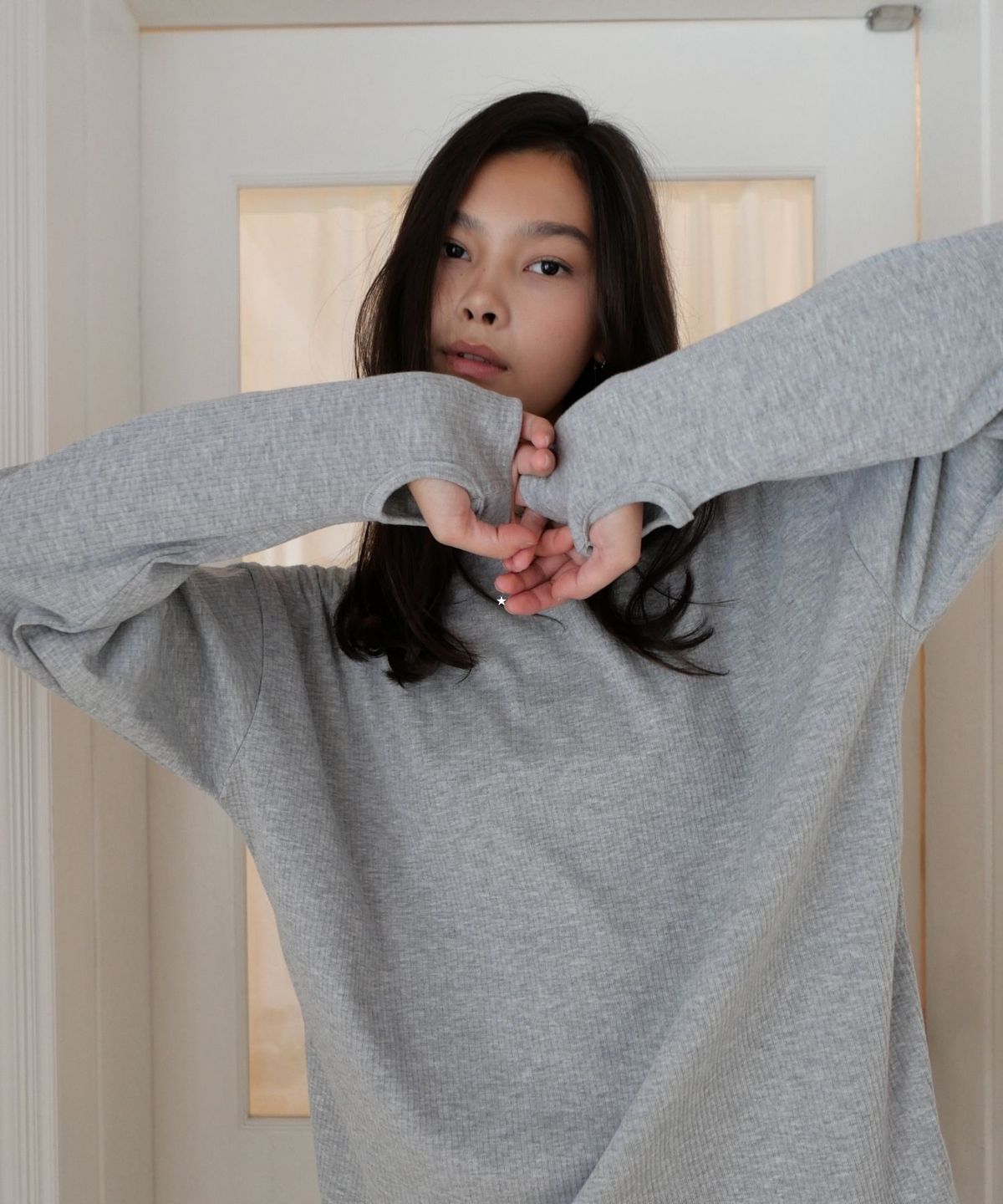 인지액티브(INJIACTIVE) Ribbed Oversized Hand Warmer Tee 그레이