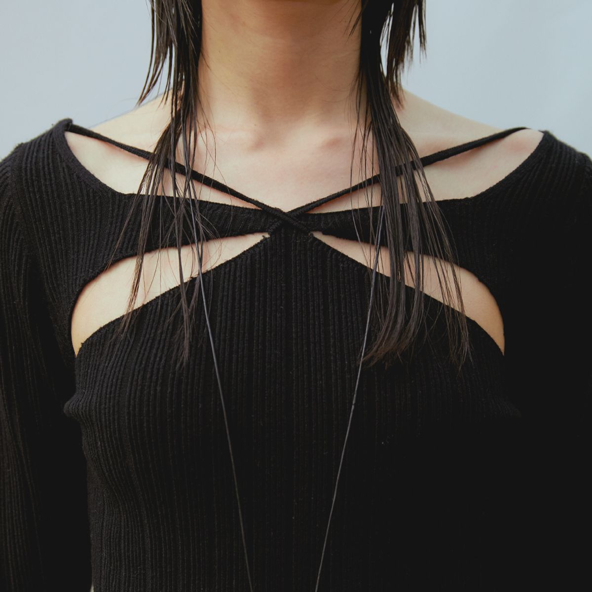 써틴먼스(13MONTH) Hole Strap Knit Top (BLACK)